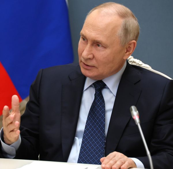 Дмитрий Песков: Владимир Путин плотно занимается вопросами экономики